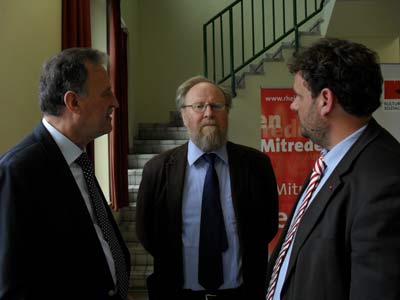 Wilfried Effertz (Bürgermeister von Elsdorf), Wolfgang Thierse (Vorsitzender des Kulturforums der SPD) und Guido van den Berg (NRW SPD-Landtagskandidat für Bedburg, Bergheim, Elsdorf und Bedburg) im Gespräch.