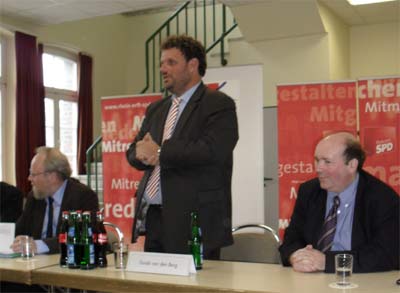 Wilfried Effertz, Wolfgang Thierse, Guido Van den Berg und David Boventer (Vorsitzender des Kulturforums der SPD im Rhein-Erft-Kreis) auf dem Podium. 