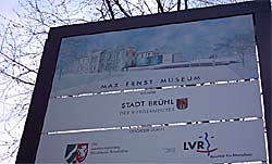 Bald schon ist es fertig: Ankündigungstafel vom Max Ernst Museum
