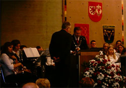 Otto Scholtes bei der Verleihung mit dem Bürgermeister der Stadt Wesseling